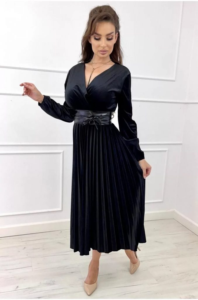 Rochie eleganta lunga, catifea neagra, plisata, cu maneca lunga
