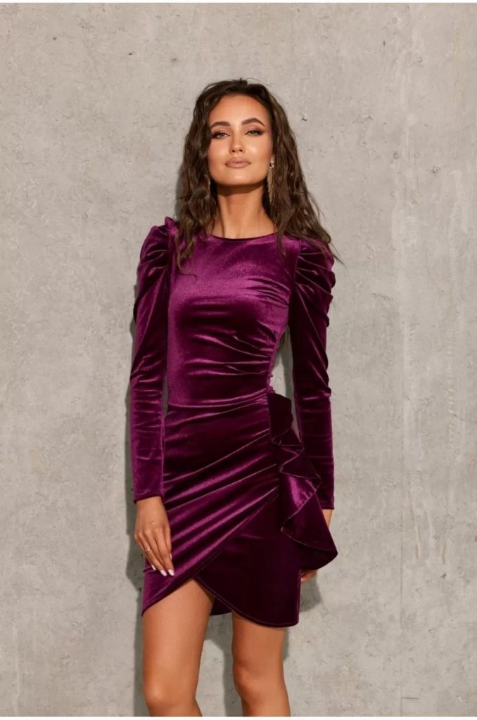 Rochie catifea scurta, mov pruna, mulata, cu maneca lunga