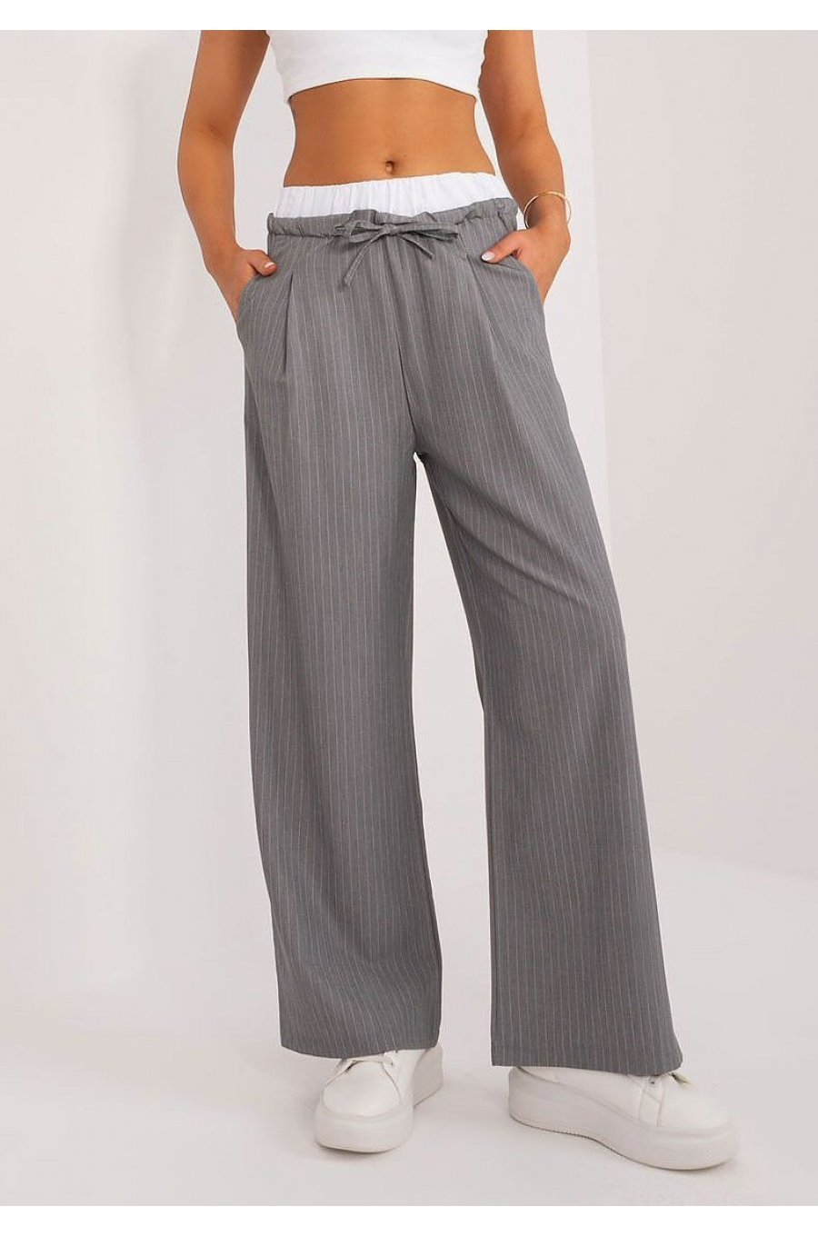 Pantaloni dama evazati, casual, gri cu dungi subtiri, Cynane Pantaloni dama evazati, casual, gri cu dungi subtiri, Cynane 1 - jojofashion.ro