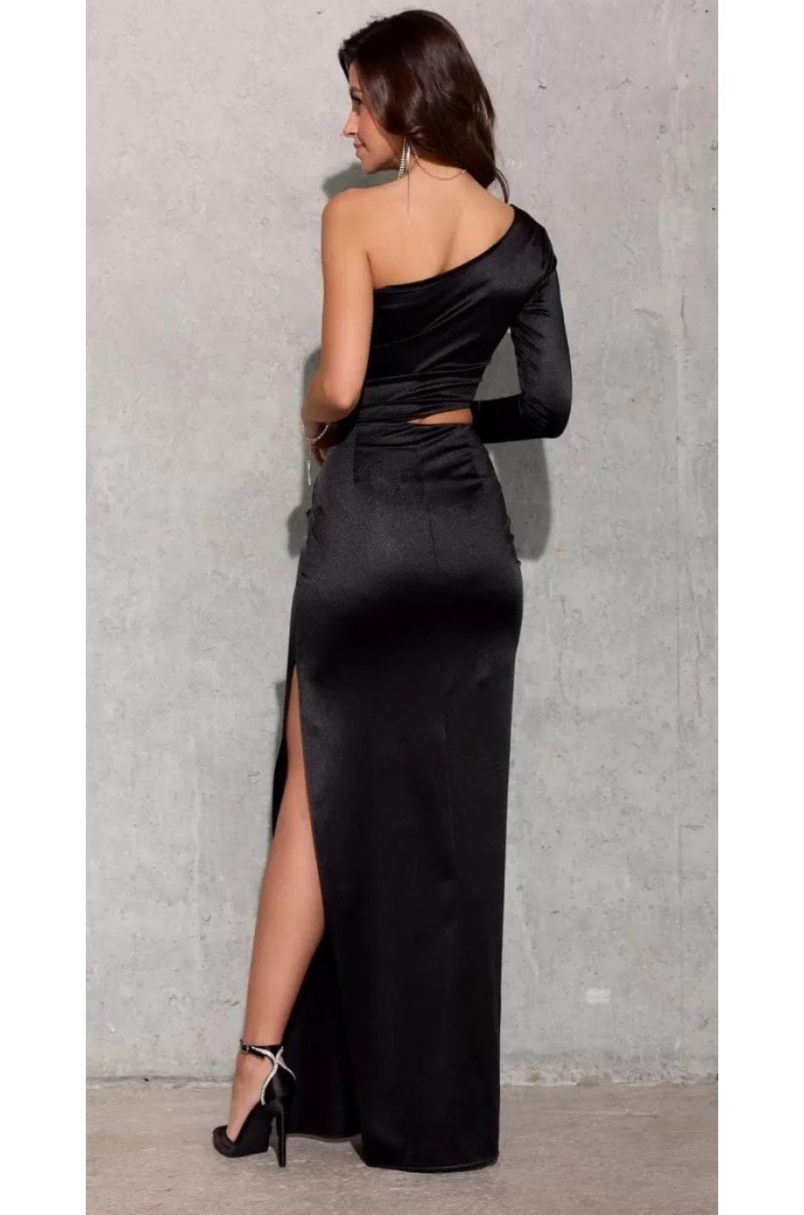 Rochie lunga neagra din satin mulata cu un umar gol EdithR 2 - jojofashion.ro