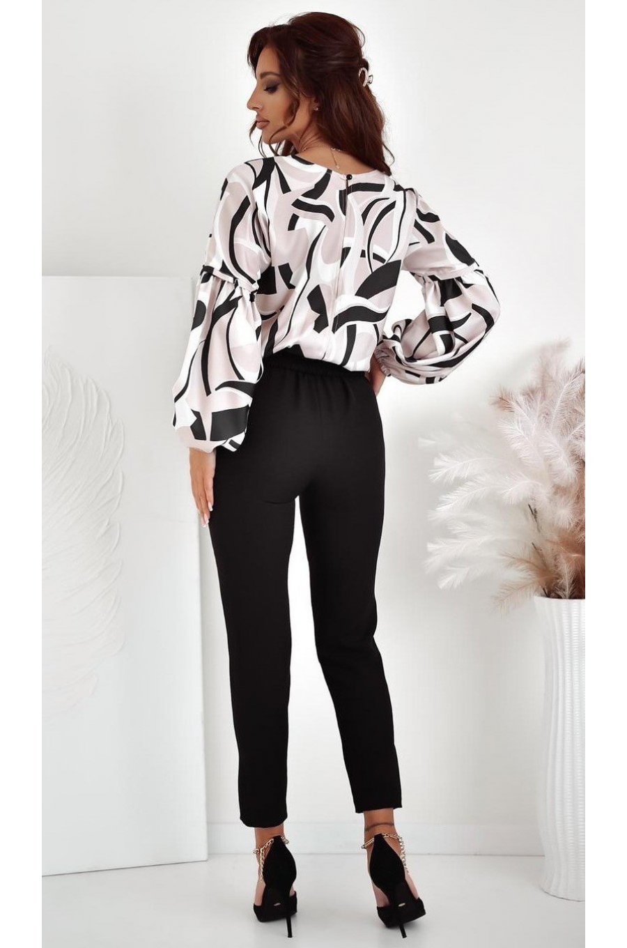 Salopeta eleganta, neagra cu print multicolor, mulata, cu maneca lunga, Korinna Salopeta eleganta, neagra cu print multicolor, mulata, cu maneca lunga, Korinna 2 - jojofashion.ro