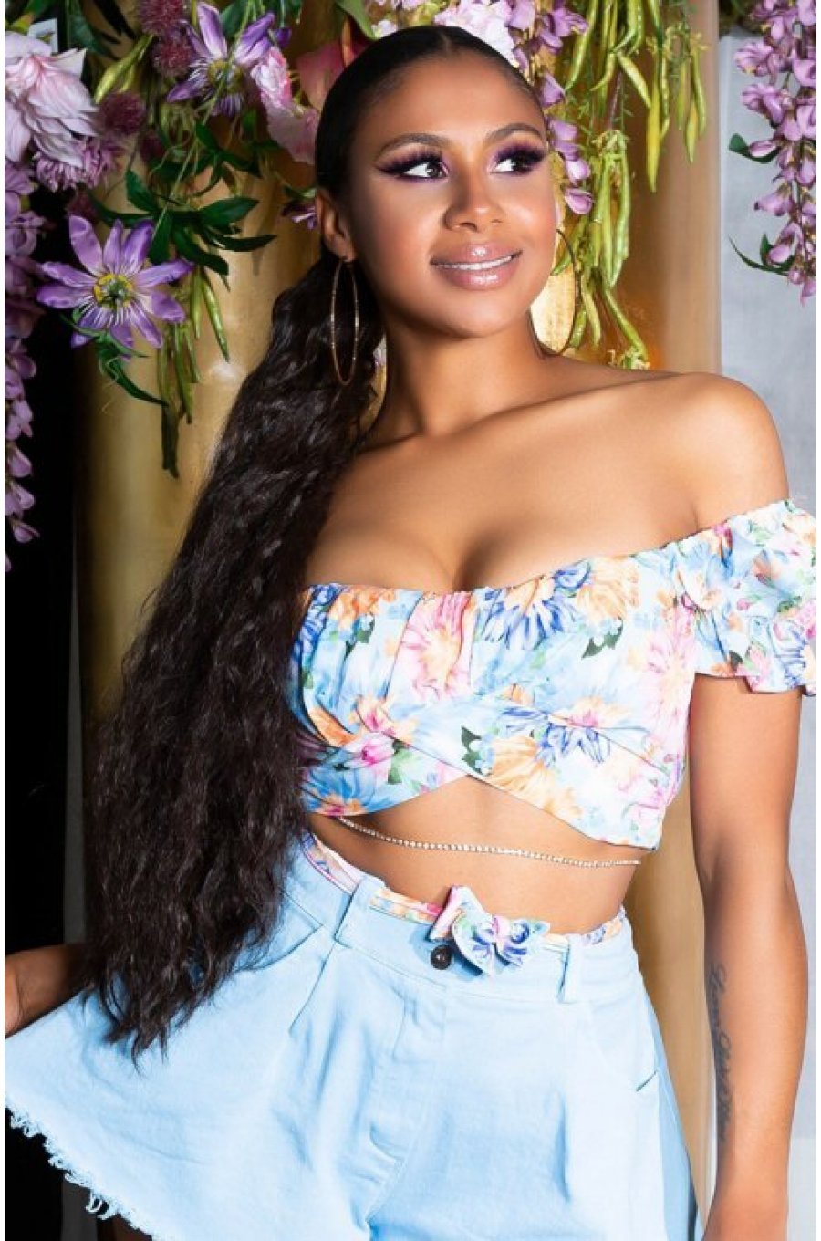 Crop top dama cu bleu flori multicolore Corliss 1 - jojofashion.ro