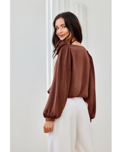 Bluza dama maro din satin cu floare si maneca lunga EvelynR - jojofashion.ro