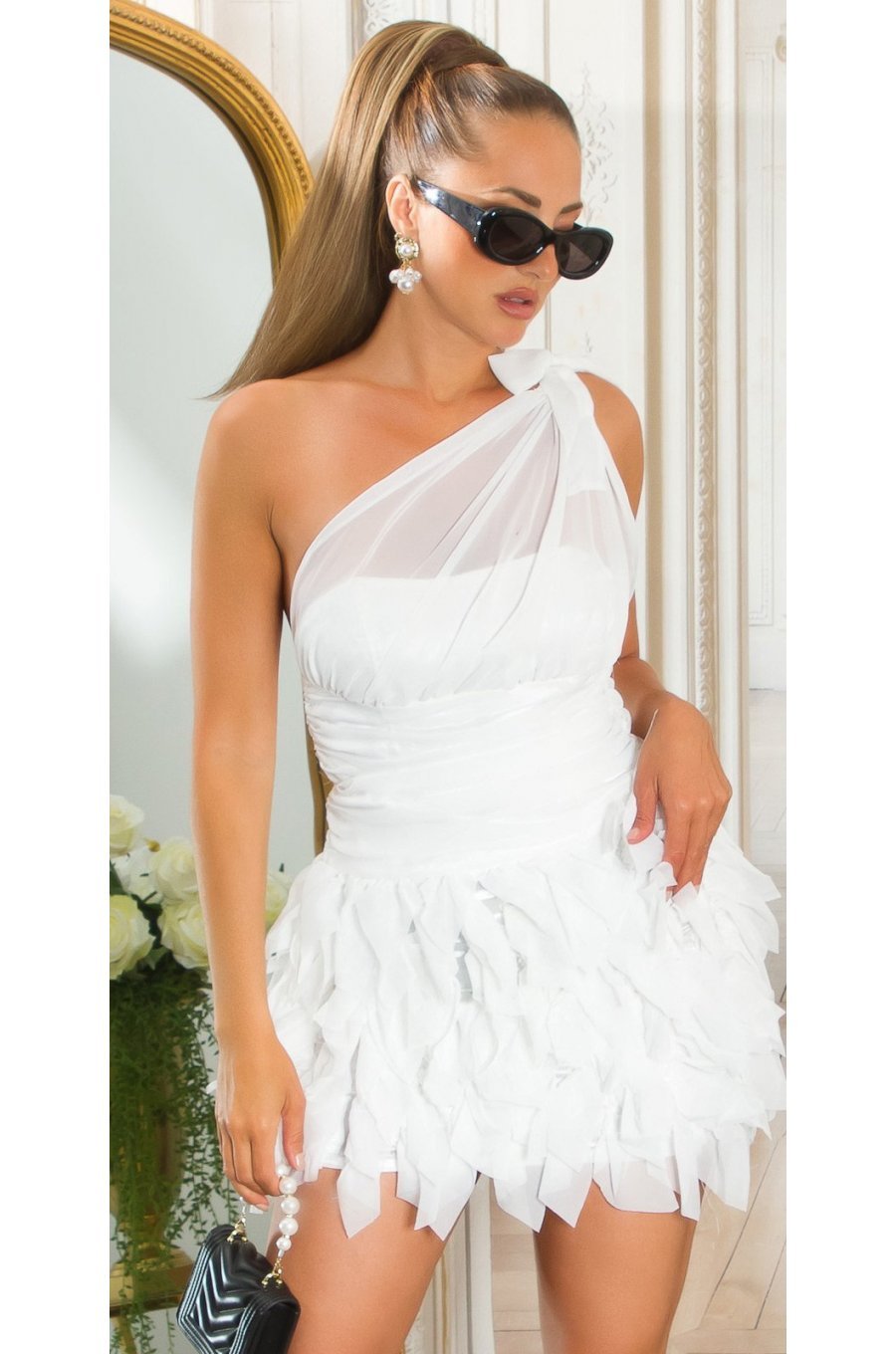 Rochie alba scurta cu pene din tulle cu umeri goi Bambolina Rochie alba scurta cu pene din tulle cu umeri goi Bambolina 1 - jojofashion.ro