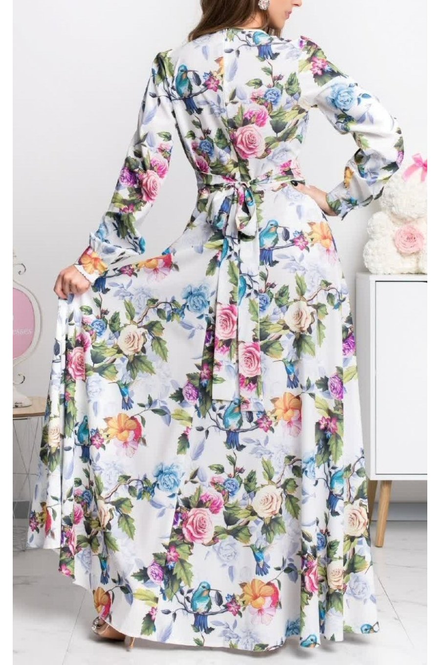 Rochie alba lunga cu flori multicolore cu maneca lunga suprapusa Rosella 4 - jojofashion.ro