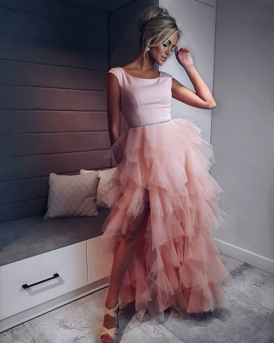 Rochie lunga cu pene din tul roz pal Dana - jojofashion.ro