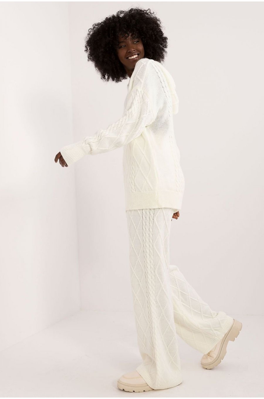 Compleu dama tricotat evazat, bej, Sophie2 Compleu dama tricotat evazat, bej, Sophie2 2 - jojofashion.ro