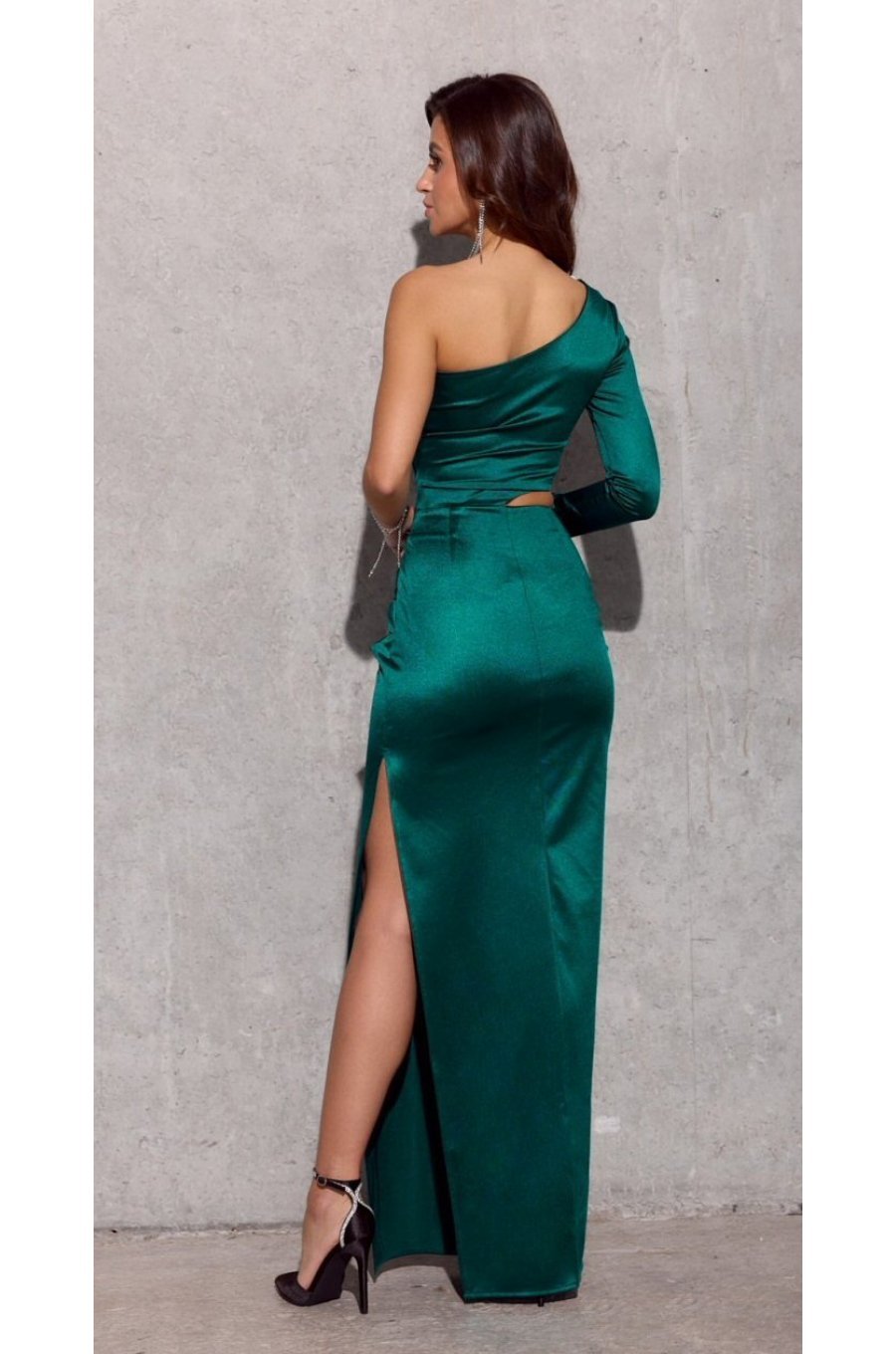 Rochie lunga din satin verde smarald mulata cu o singura maneca EdithR 2 - jojofashion.ro