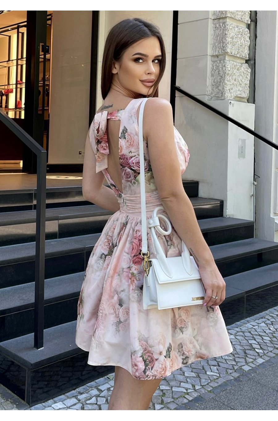 Rochie scurta roz pastelat cu flori multicolore Clarisa 2 - jojofashion.ro