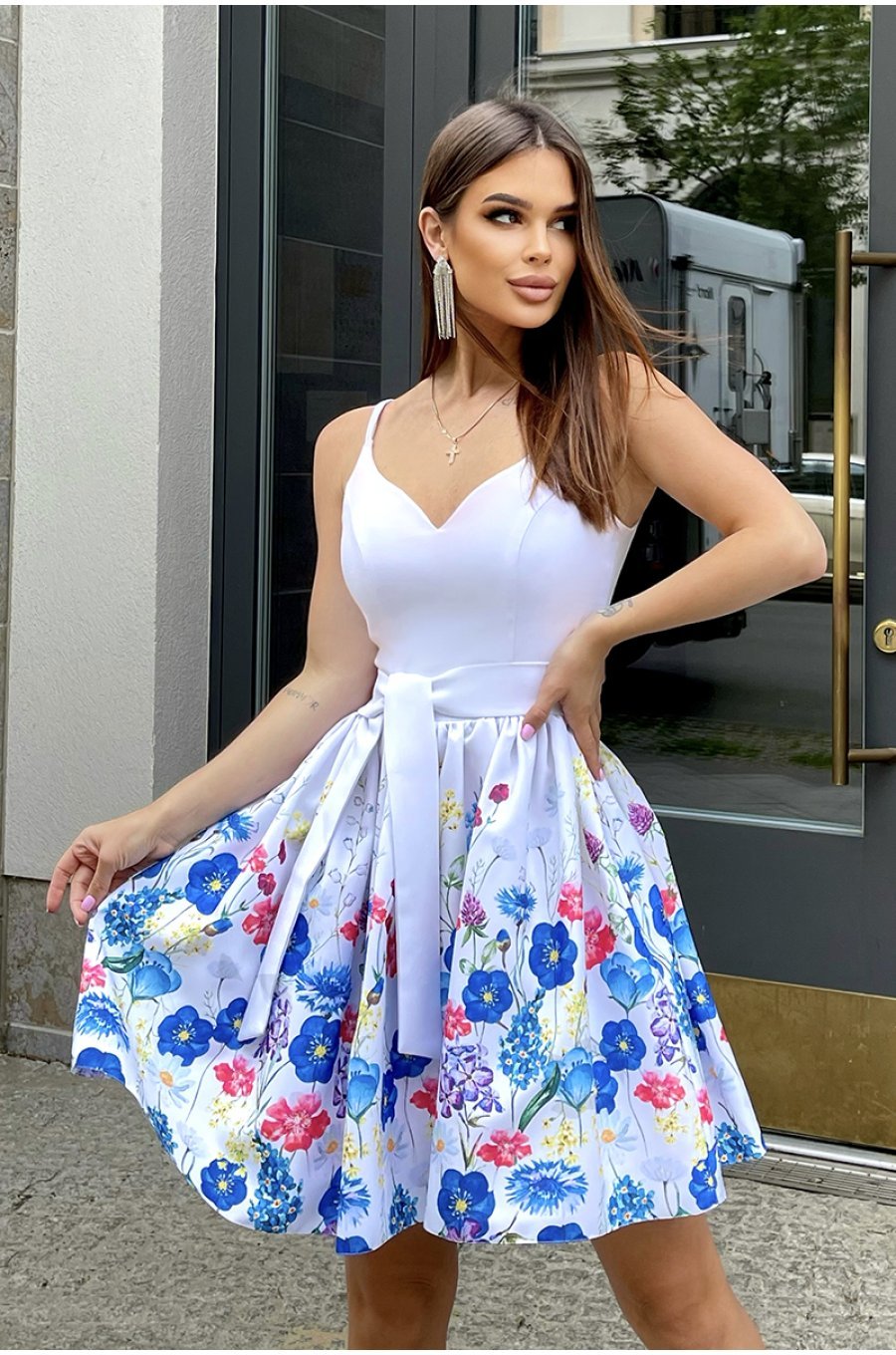 Rochie baby doll scurta din vascoza ecru cu flori bleu Saika 1 - jojofashion.ro