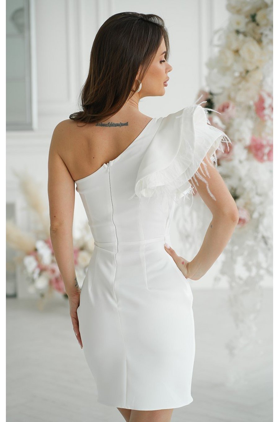 Rochie cununie civila scurta, alba, cu un umar gol, volan si pene, Sophia 2 - jojofashion.ro