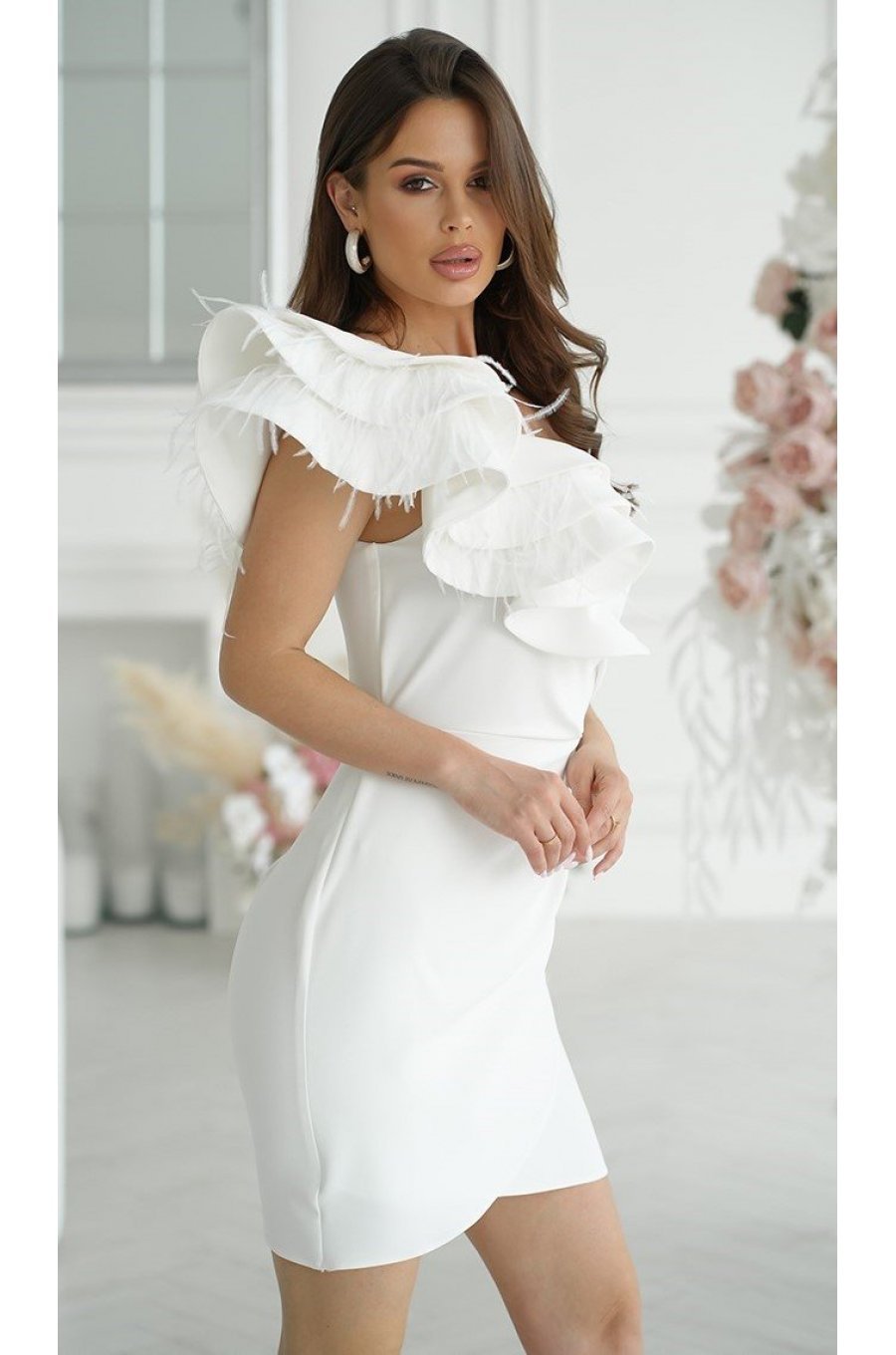 Rochie cununie civila scurta, alba, cu un umar gol, volan si pene, Sophia 4 - jojofashion.ro