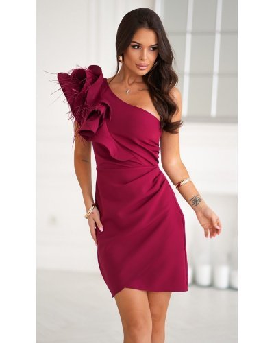 Rochie scurta eleganta burgundy cu un umar gol cu volan si pene Sophia Rochii scurte, Rochie scurta eleganta burgundy cu un umar gol cu volan si pene Sophia - jojofashion.ro