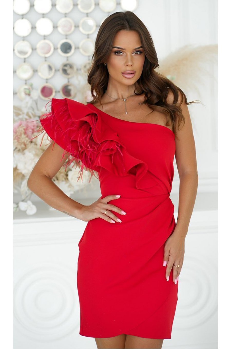 Rochie scurta eleganta rosie cu un umar gol cu volan si pene Sophia 1 - jojofashion.ro