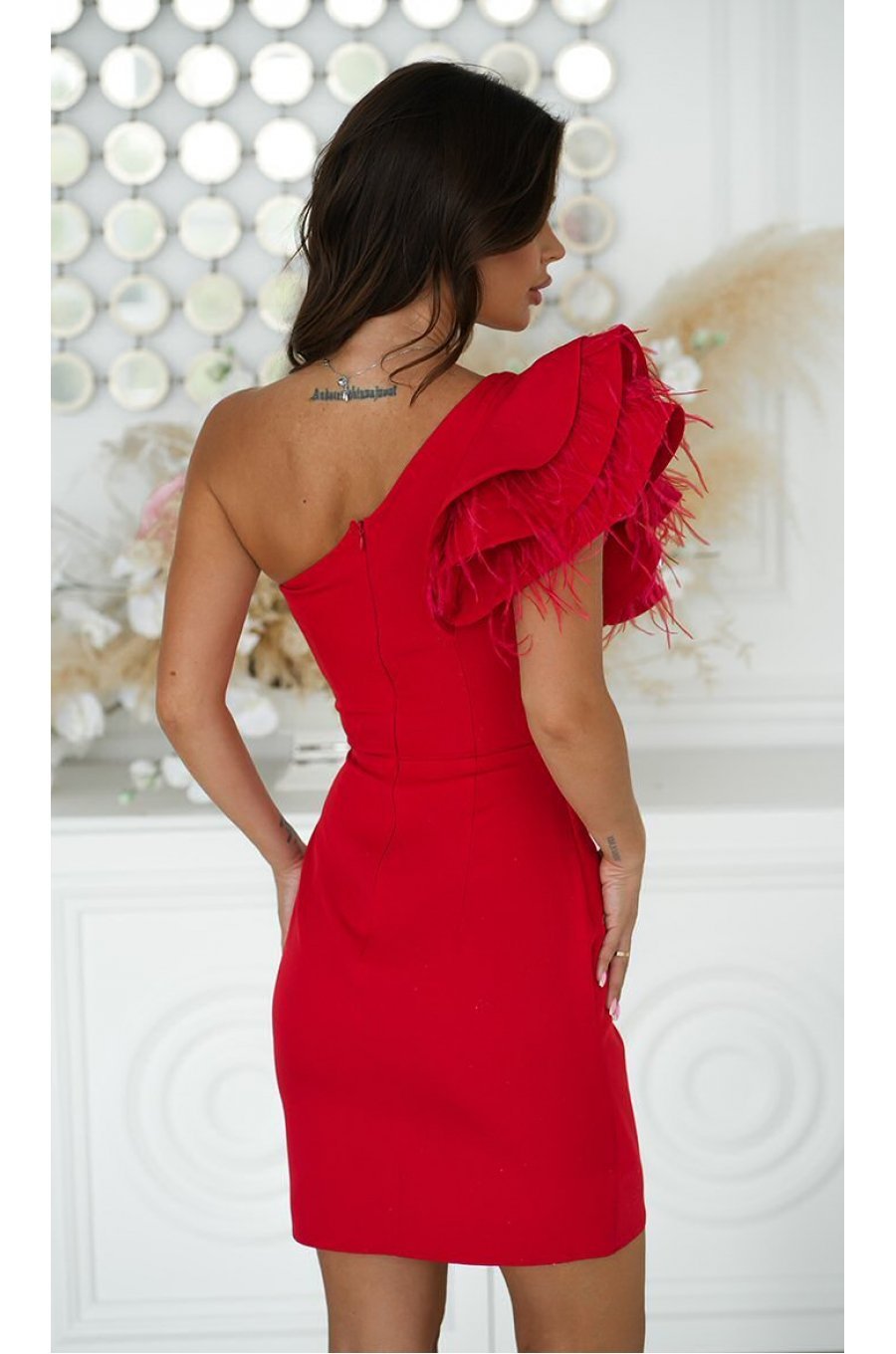 Rochie scurta eleganta rosie cu un umar gol cu volan si pene Sophia 2 - jojofashion.ro