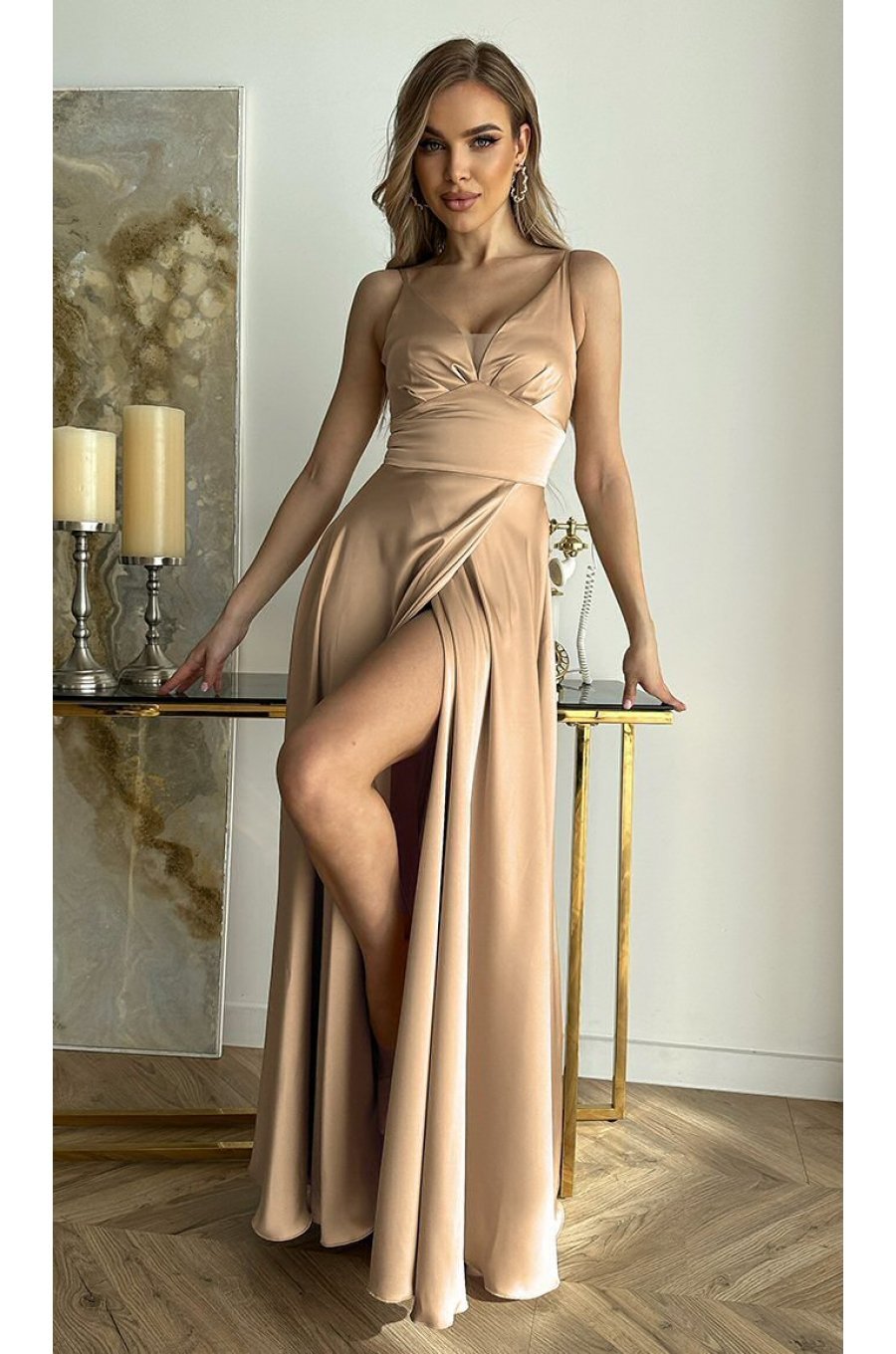 Rochie lunga aurie din satin crapata pe picior Aleeza Rochie lunga aurie din satin crapata pe picior Aleeza 1 - jojofashion.ro
