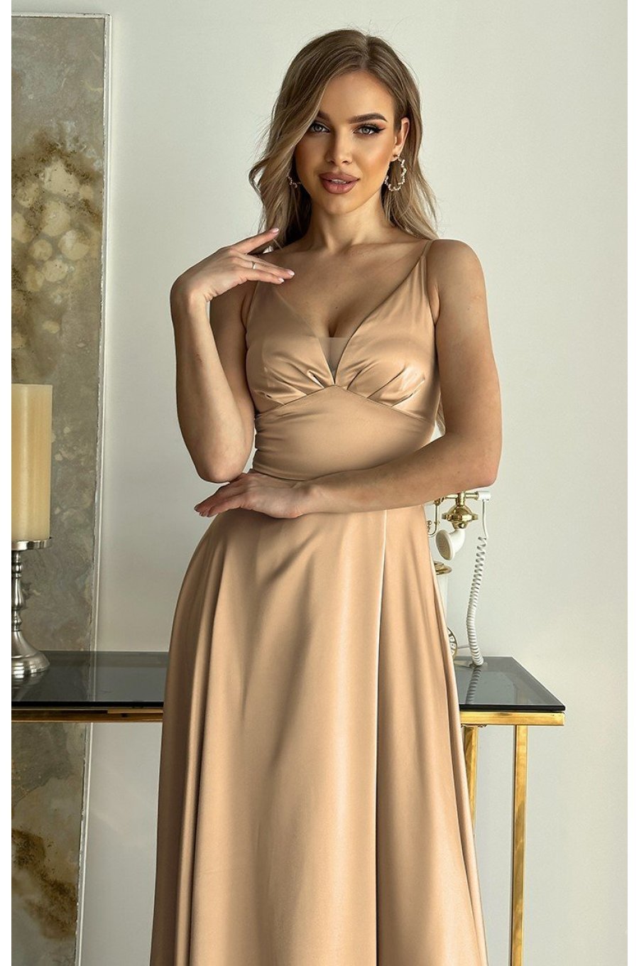Rochie lunga aurie din satin crapata pe picior Aleeza Rochie lunga aurie din satin crapata pe picior Aleeza 4 - jojofashion.ro