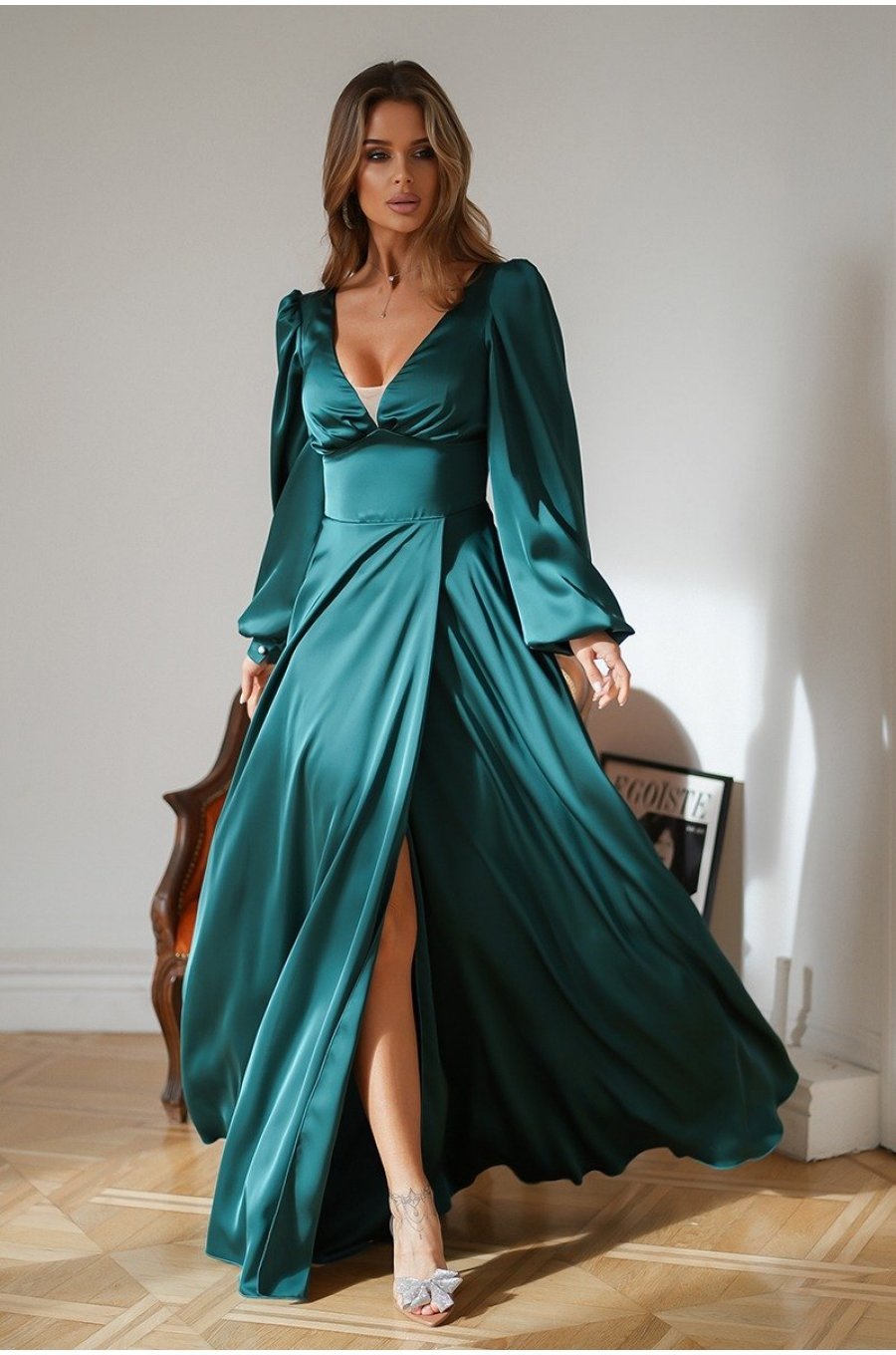 Rochie de ocazie lunga, din satin, verde smarald, cu maneca lunga, crapata pe picior, Natasya 1 - jojofashion.ro