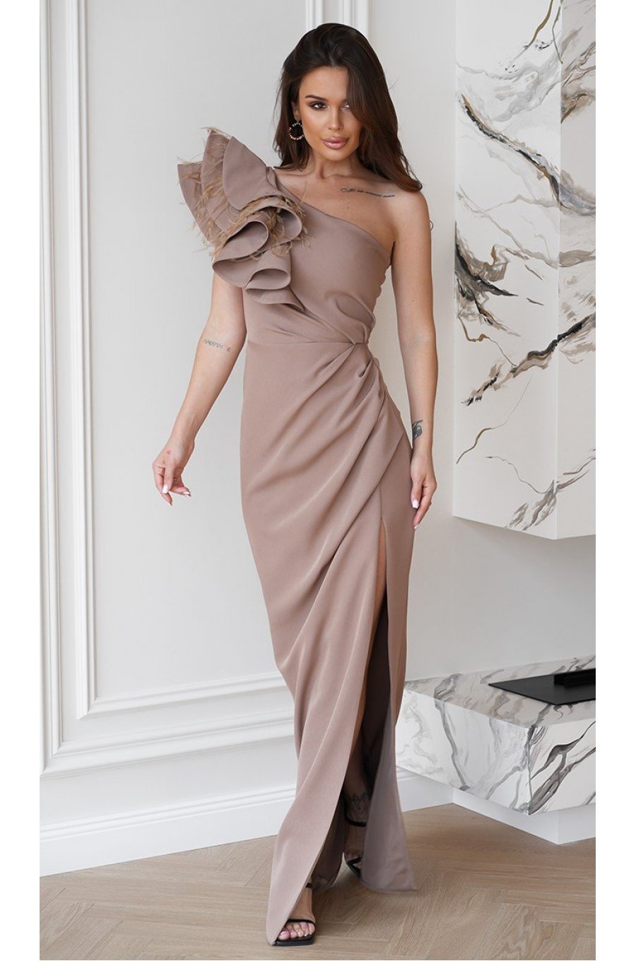Rochie eleganta lunga cappuccino cu un umar gol cu volan si pene Reyna 3 - jojofashion.ro