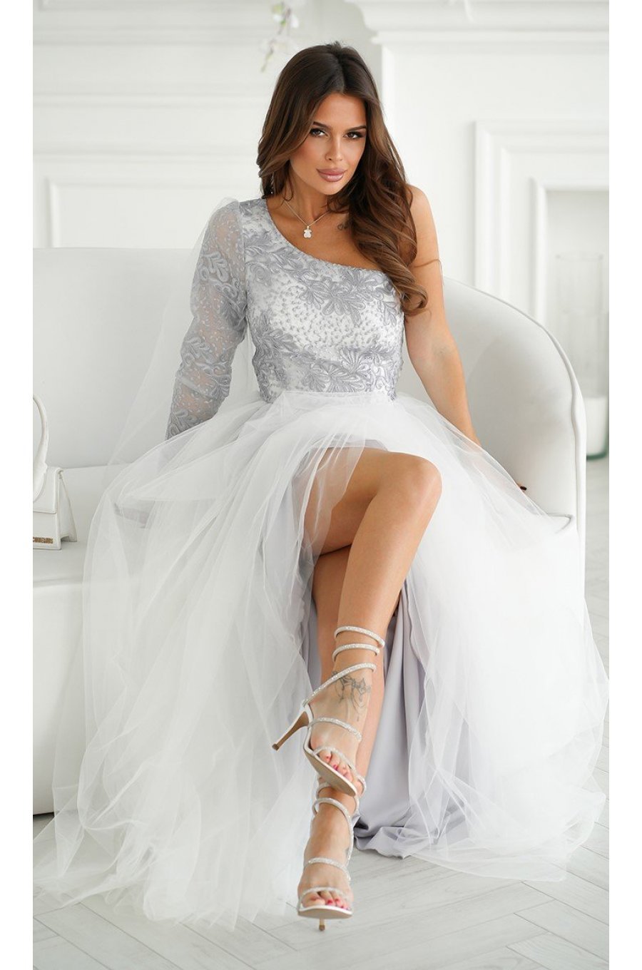Rochie eleganta lunga din tulle alba cu dantela argintie cu un umar gol si maneca lunga Azelle 2 - jojofashion.ro