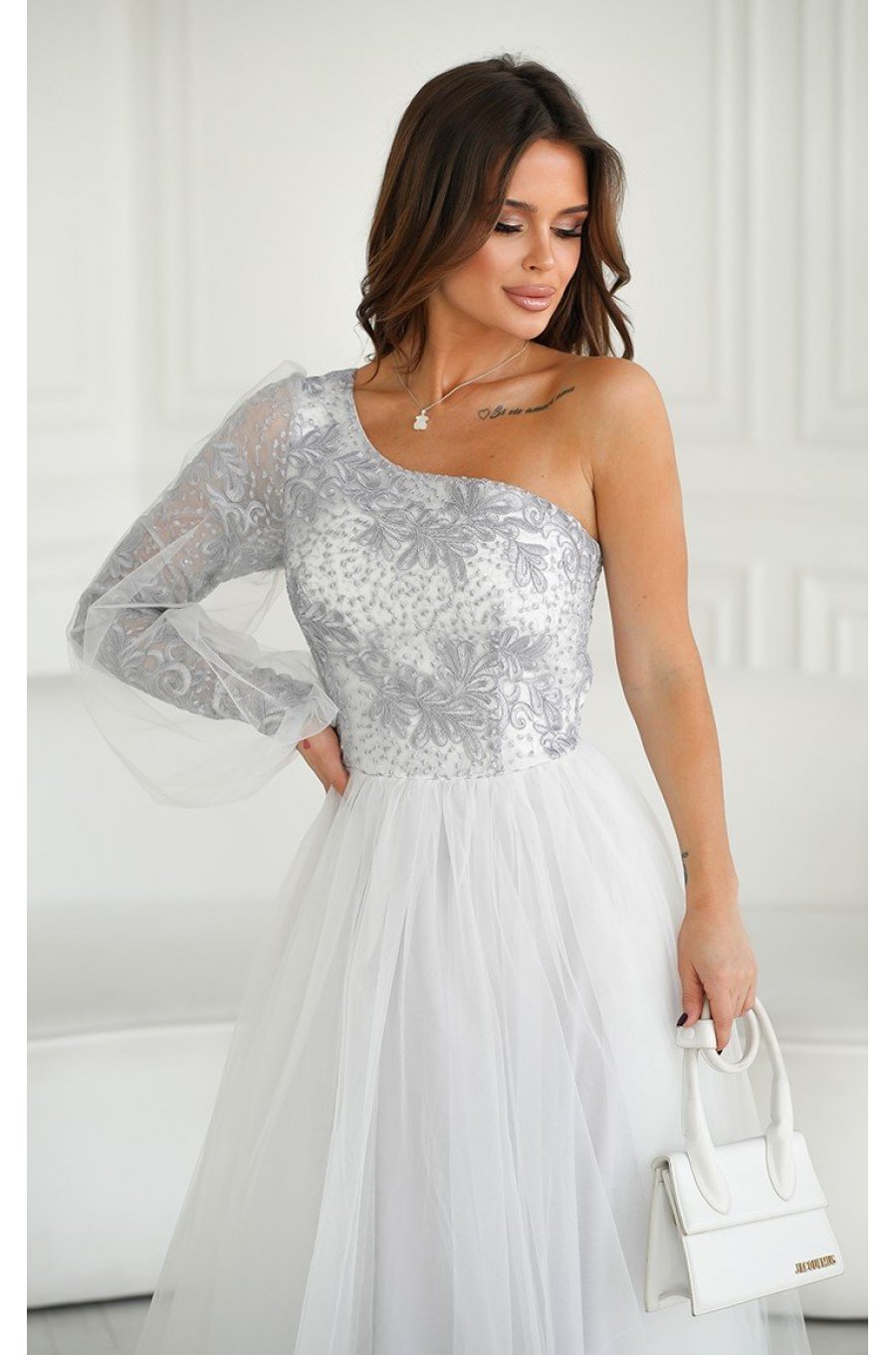 Rochie eleganta lunga din tulle alba cu dantela argintie cu un umar gol si maneca lunga Azelle 5 - jojofashion.ro
