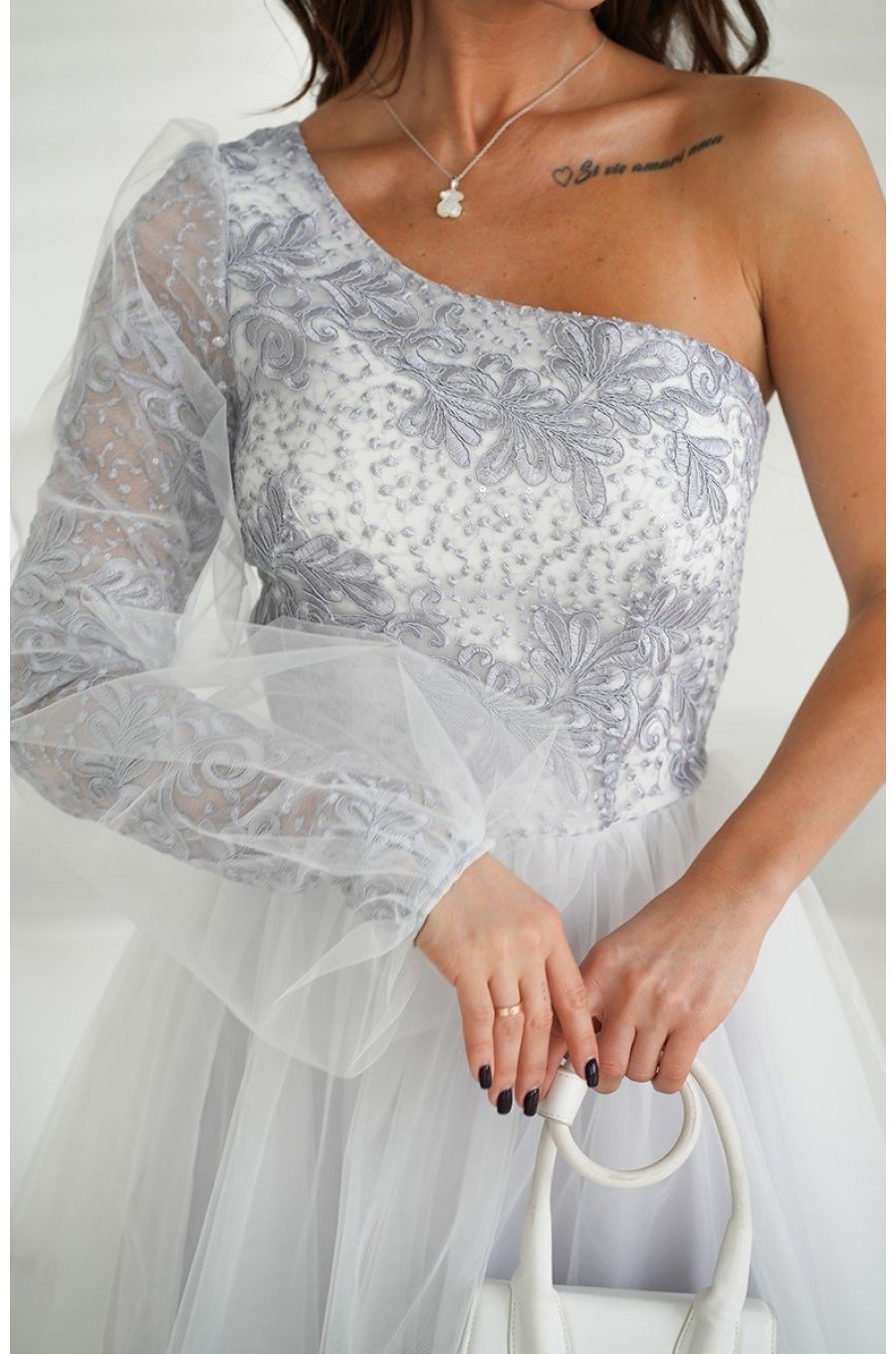 Rochie eleganta lunga din tulle alba cu dantela argintie cu un umar gol si maneca lunga Azelle 6 - jojofashion.ro