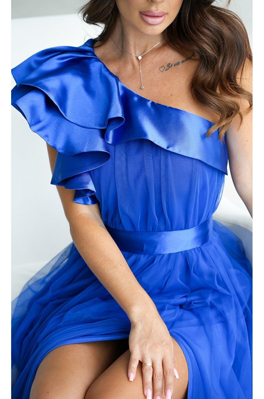 Rochie lunga albastra din tulle cu un umar gol si volan din satin Irresistible 3 - jojofashion.ro