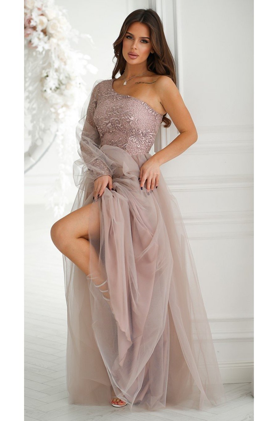 Rochie eleganta lunga din tulle si dantela bej sampanie cu un umar gol si maneca lunga Azelle 2 - jojofashion.ro