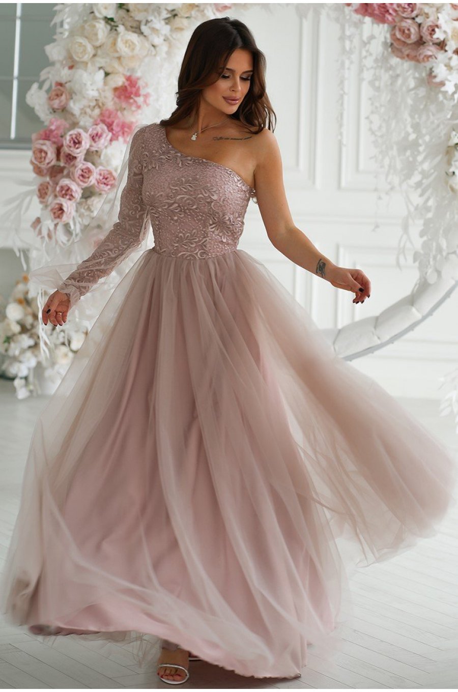 Rochie eleganta lunga din tulle si dantela bej sampanie cu un umar gol si maneca lunga Azelle 3 - jojofashion.ro