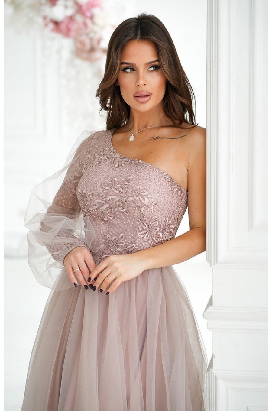 Rochie eleganta lunga din tulle si dantela bej sampanie cu un umar gol si maneca lunga Azelle 4 - jojofashion.ro