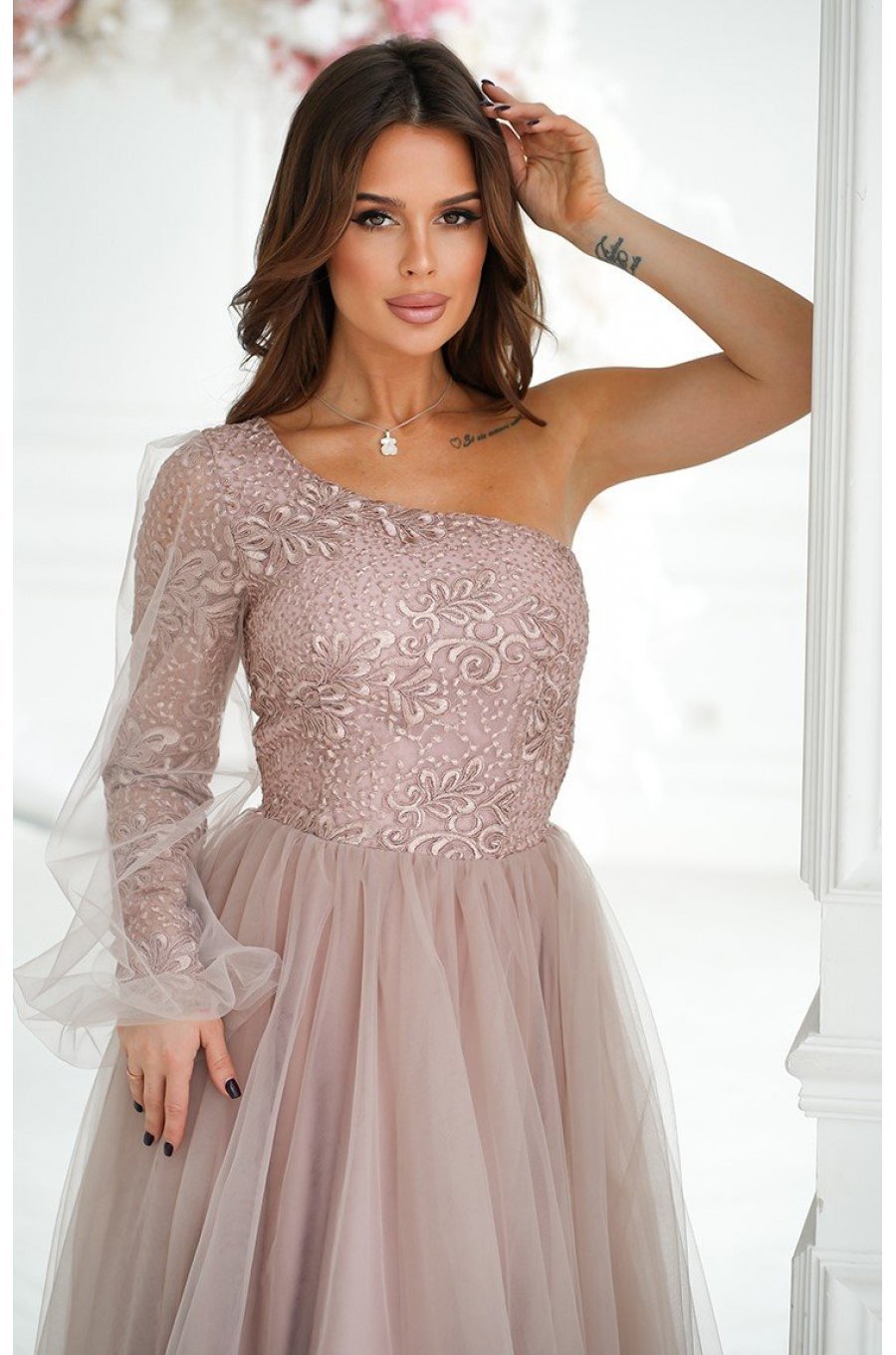 Rochie eleganta lunga din tulle si dantela bej sampanie cu un umar gol si maneca lunga Azelle 5 - jojofashion.ro