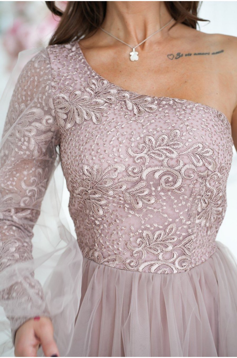 Rochie eleganta lunga din tulle si dantela bej sampanie cu un umar gol si maneca lunga Azelle 6 - jojofashion.ro