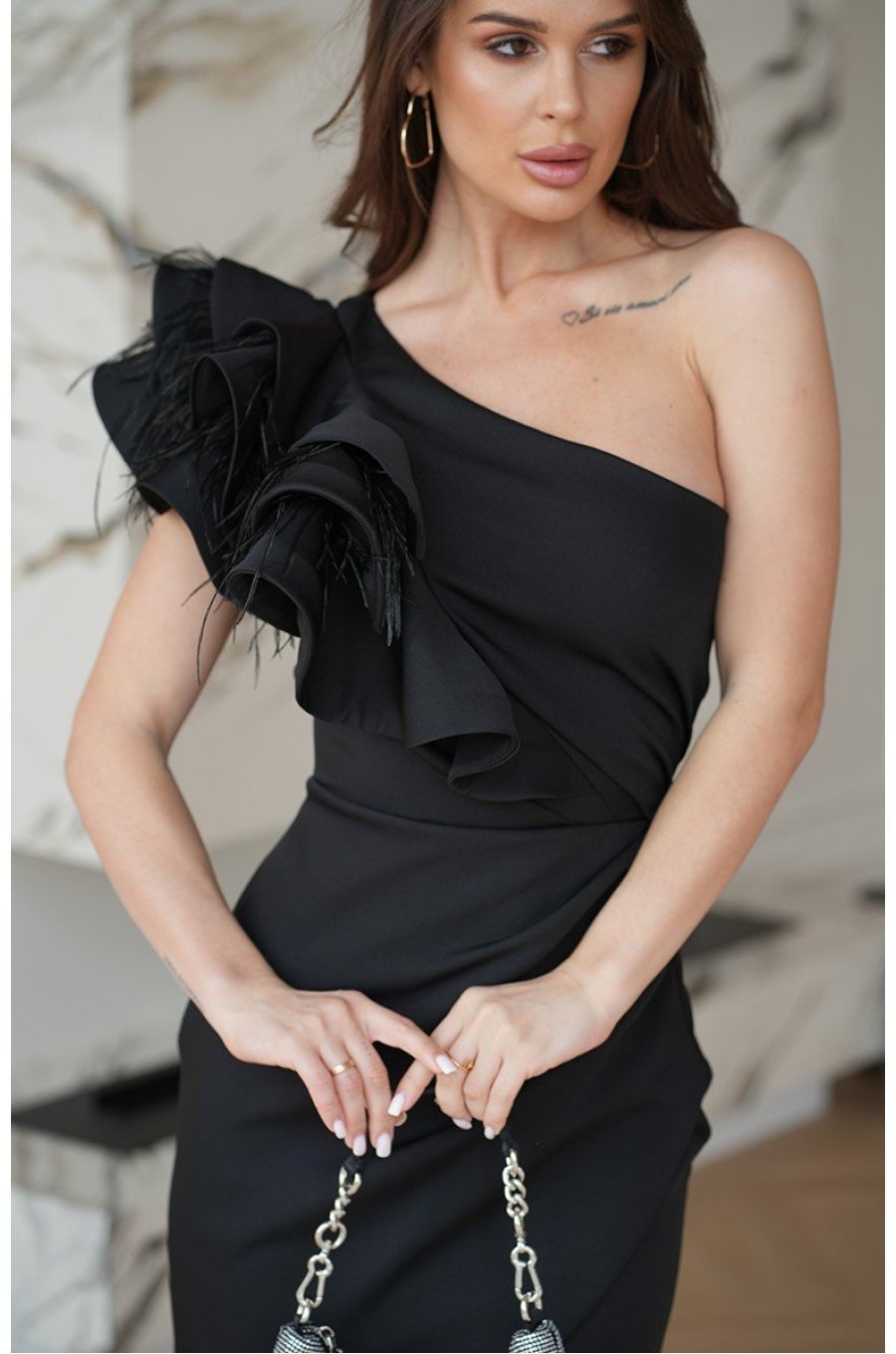 Rochie eleganta neagra lunga cu un umar gol cu volan si pene Reyna 5 - jojofashion.ro