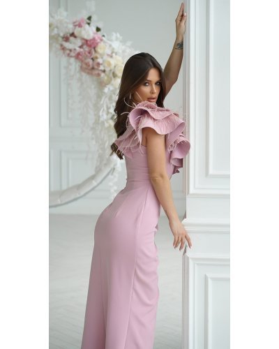 Rochie eleganta lunga roz prafuit cu un umar gol cu volan si pene Reyna Rochii, Rochie eleganta lunga roz prafuit cu un umar gol cu volan si pene Reyna - jojofashion.ro