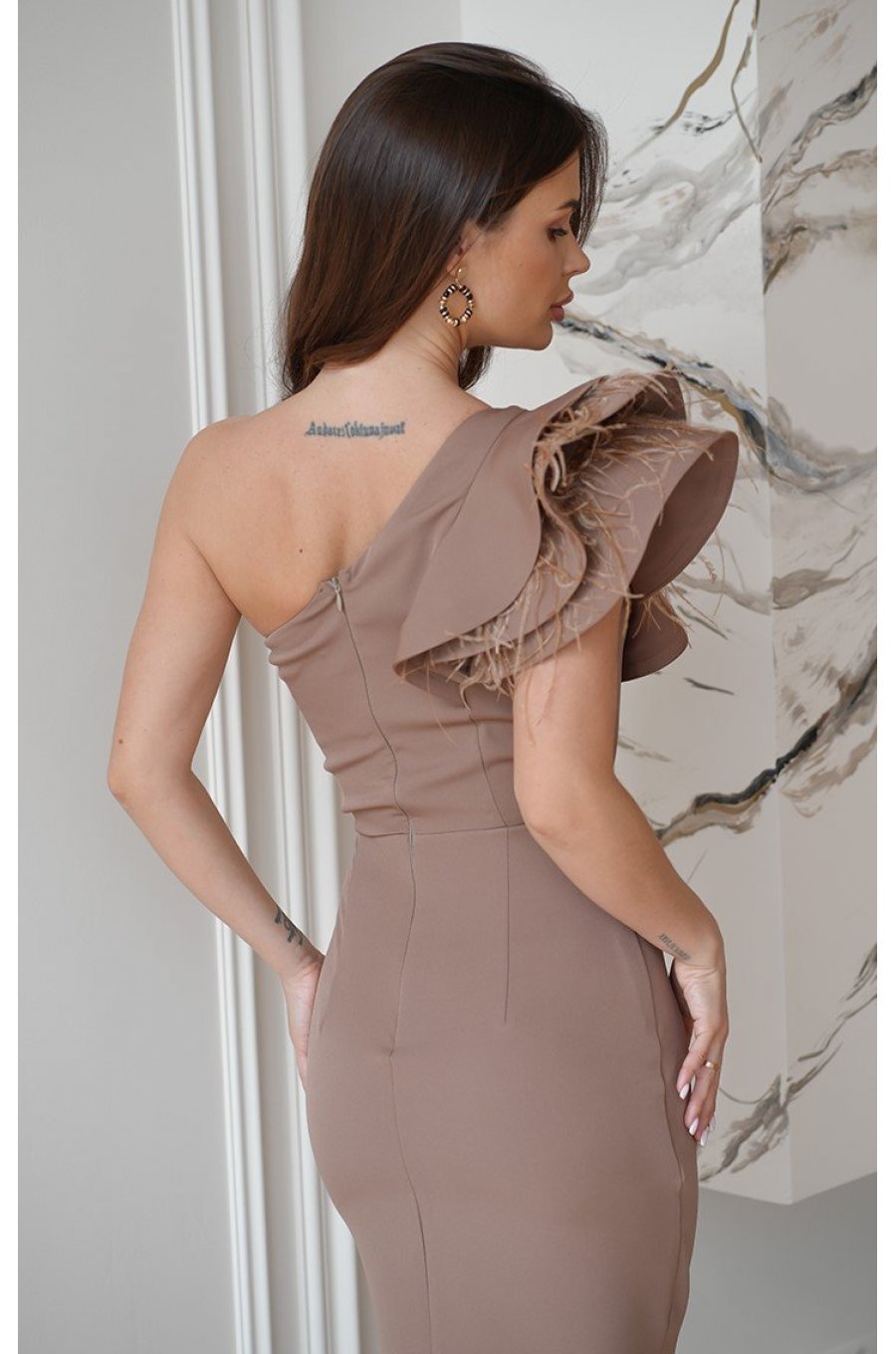 Rochie scurta eleganta cappuccino cu un umar gol cu volan si pene Sophia 2 - jojofashion.ro