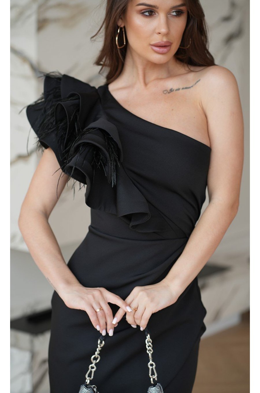 Rochie scurta eleganta neagra cu un umar gol cu volan si pene Sophia 6 - jojofashion.ro