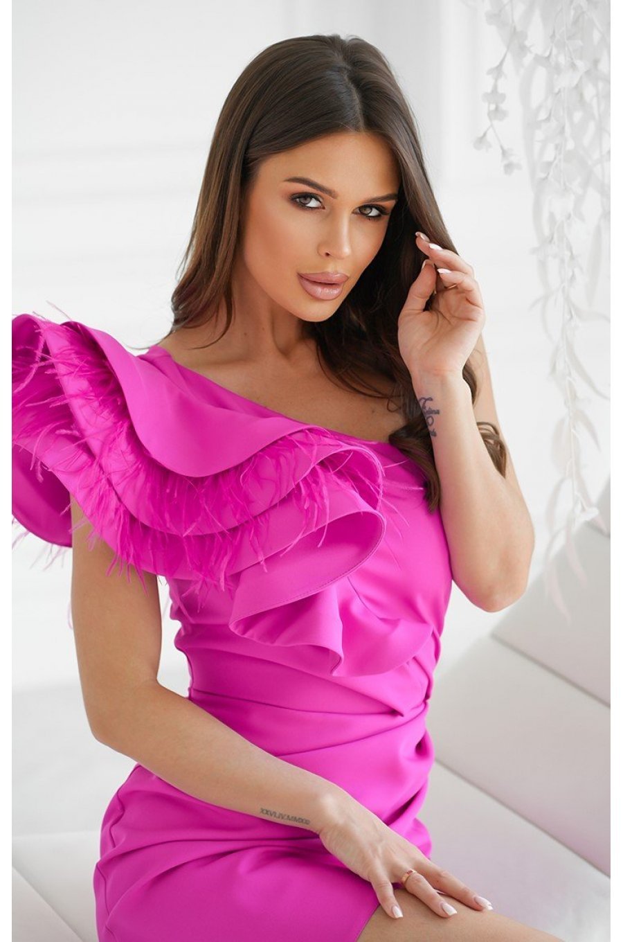 Rochie scurta eleganta roz fucsia cu un umar gol cu volan si pene Sophia 4 - jojofashion.ro