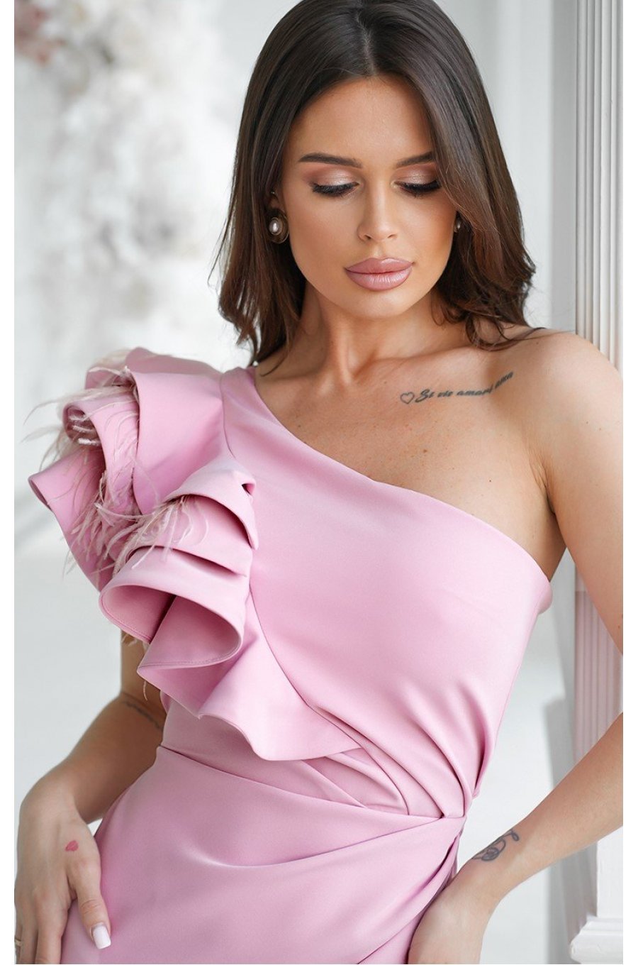 Rochie scurta eleganta roz prafuit cu un umar gol cu volan si pene Sophia 6 - jojofashion.ro