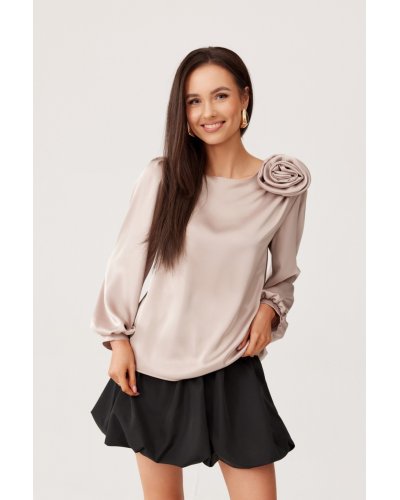 Bluza bej din satin cu floare si maneca lunga EvelynR - jojofashion.ro