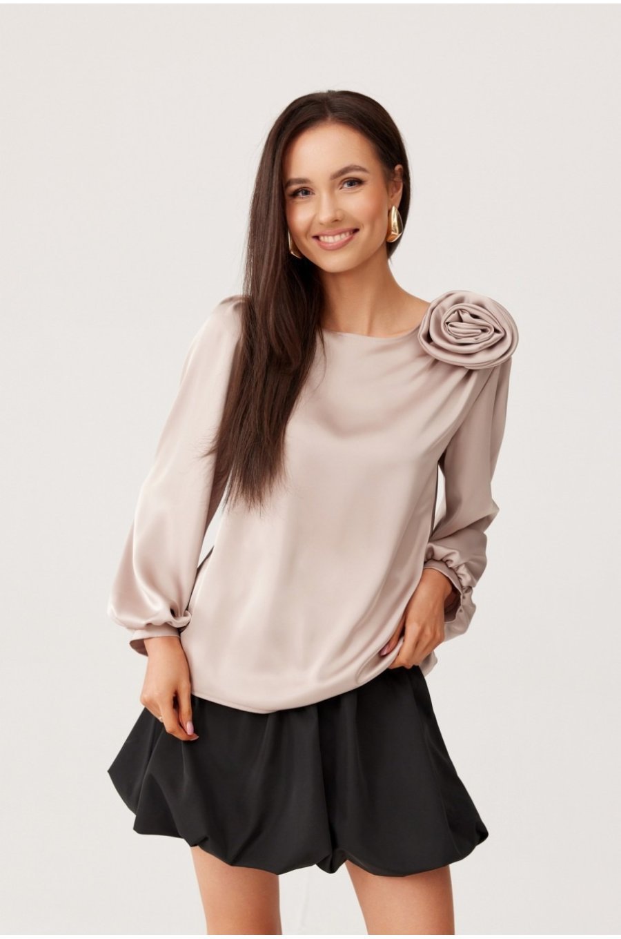 Bluza bej din satin cu floare si maneca lunga EvelynR 1 - jojofashion.ro