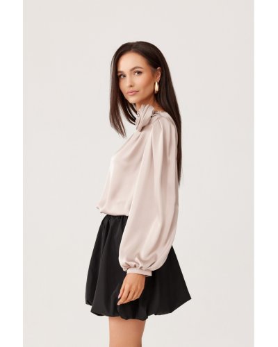 Bluze dama, Bluza bej din satin cu floare si maneca lunga EvelynR - jojofashion.ro