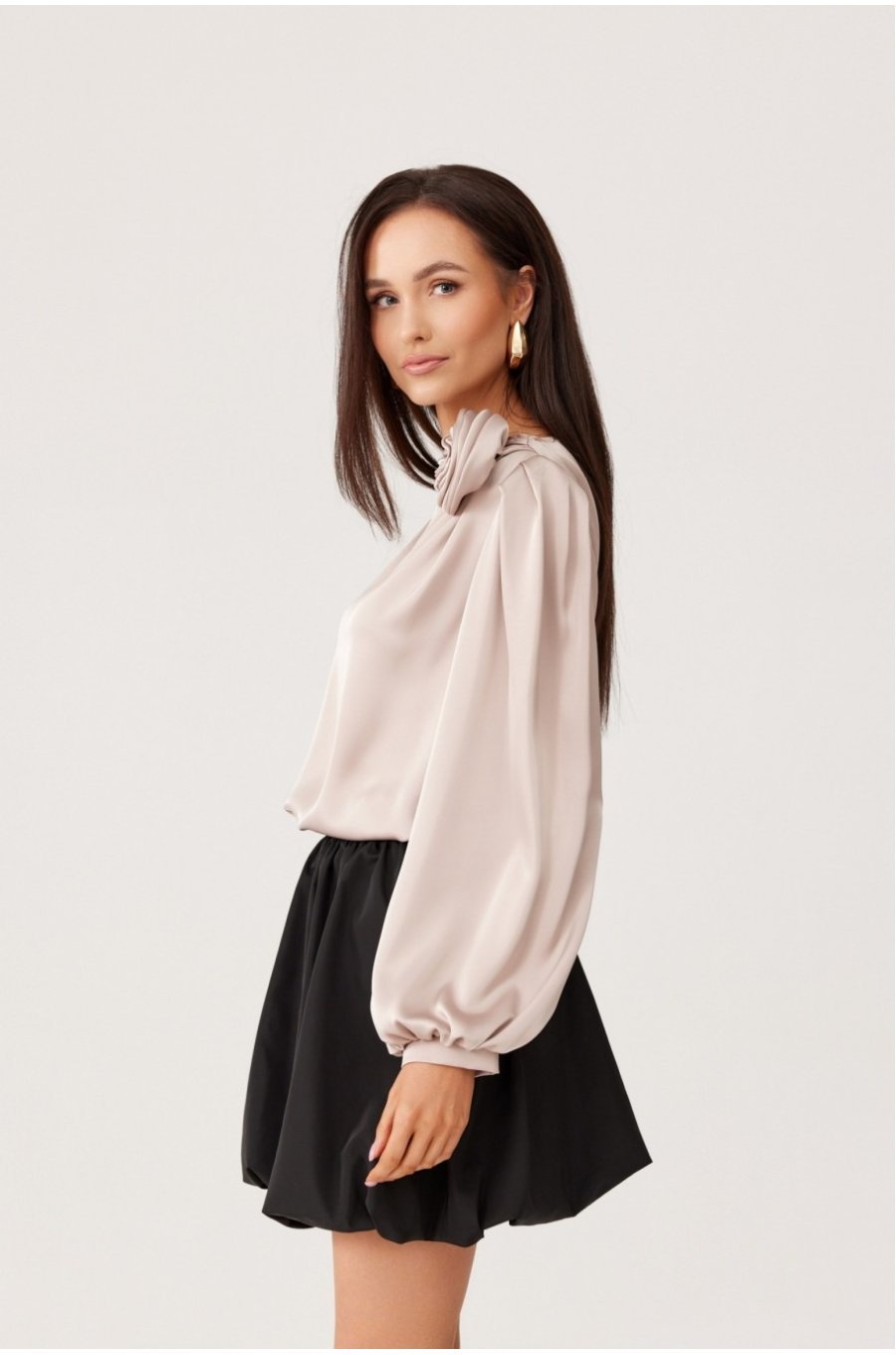 Bluza bej din satin cu floare si maneca lunga EvelynR 2 - jojofashion.ro