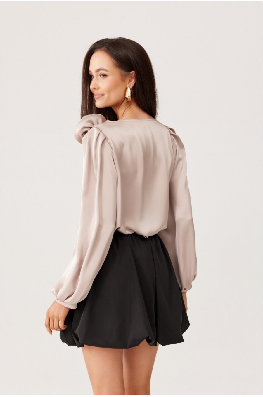 Bluza bej din satin cu floare si maneca lunga EvelynR 3 - jojofashion.ro