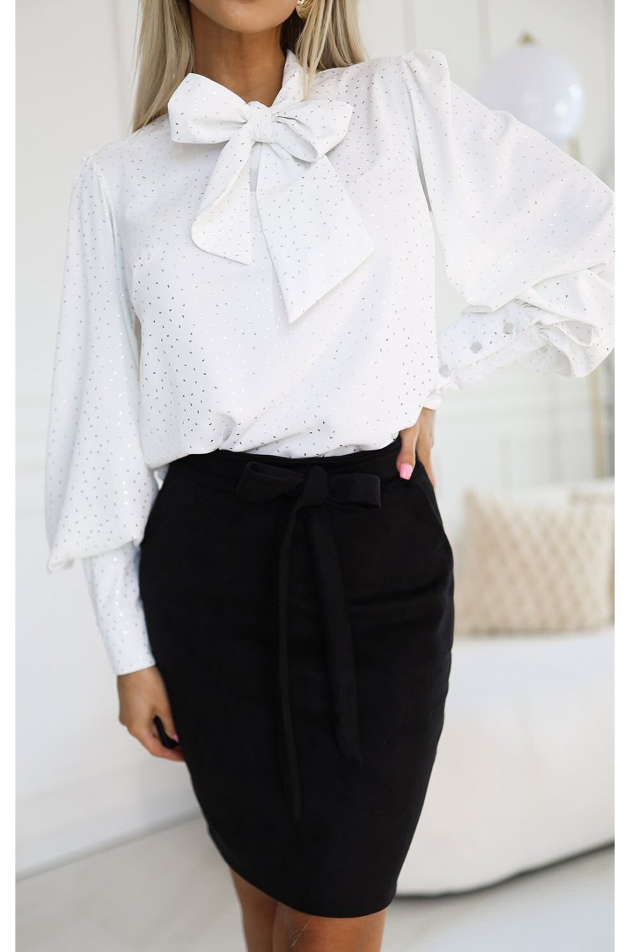 Bluza eleganta alba cu maneca lunga lejera Anouk Bluza eleganta alba cu maneca lunga lejera Anouk 1 - jojofashion.ro