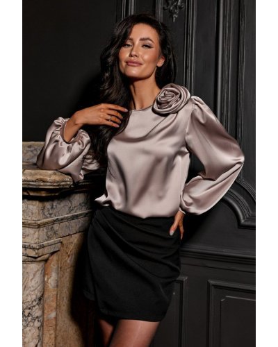 Bluza bej din satin cu floare si maneca lunga EvelynR Bluze dama, Bluza bej din satin cu floare si maneca lunga EvelynR - jojofashion.ro