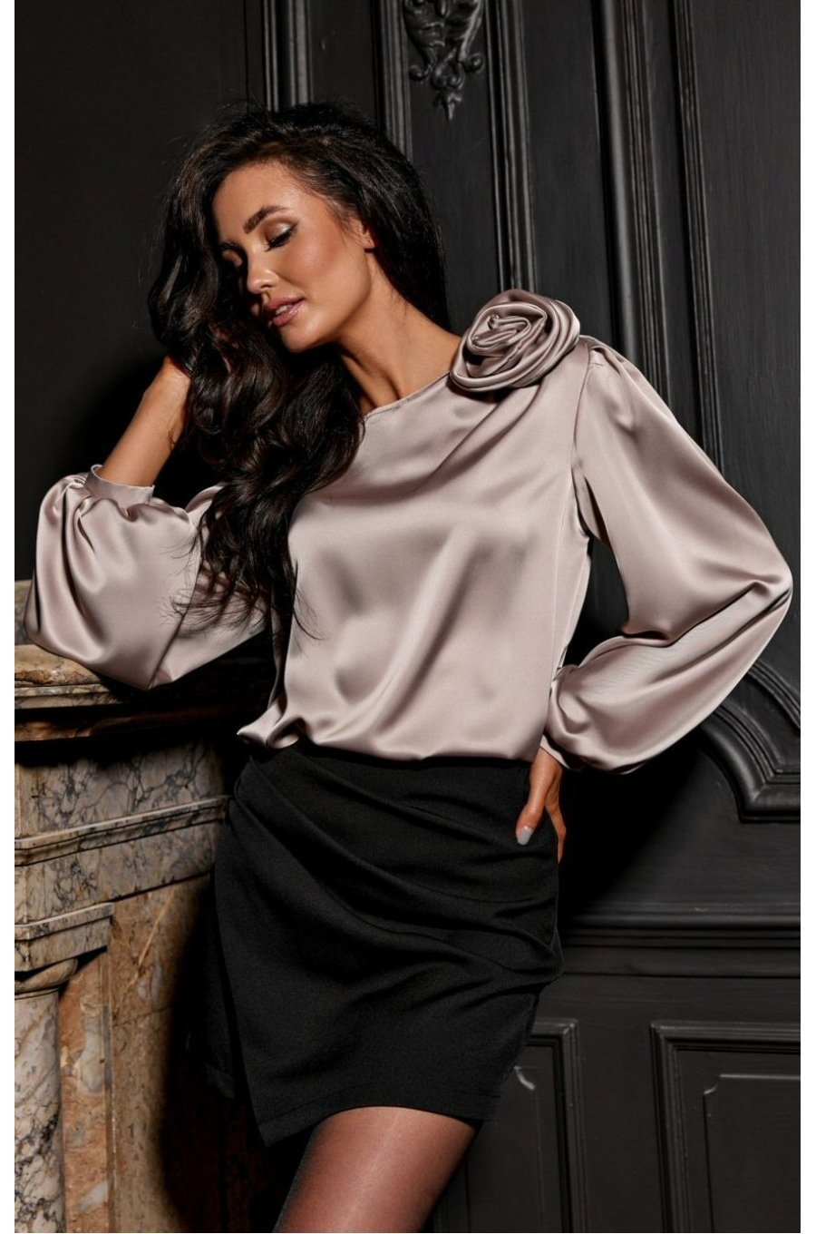 Bluza bej din satin cu floare si maneca lunga EvelynR Bluza bej din satin cu floare si maneca lunga EvelynR 2 - jojofashion.ro
