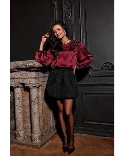 Bluza burgundy din satin cu floare si maneca lunga EvelynR Bluze dama, Bluza burgundy din satin cu floare si maneca lunga EvelynR - jojofashion.ro