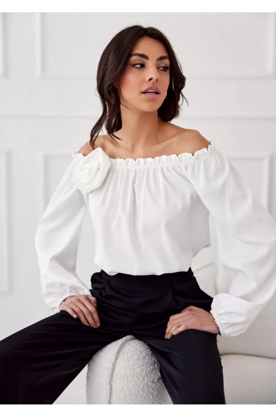 Bluza dama cu floare, din satin, alba, cu umerii goi si maneca lunga, RosieR Bluza dama cu floare, din satin, alba, cu umerii goi si maneca lunga, RosieR 1 - jojofashion.ro