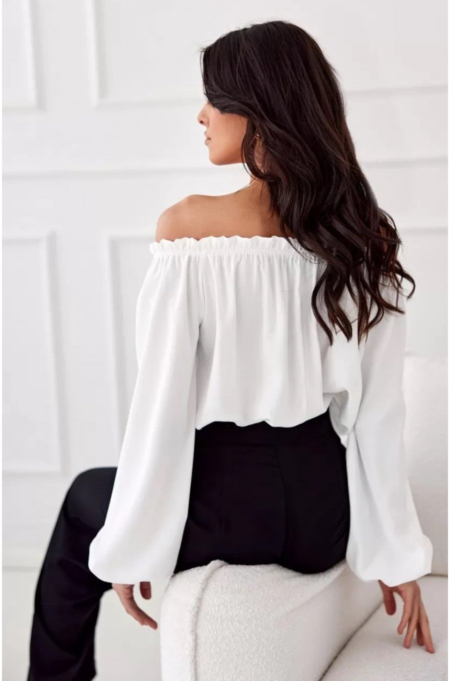 Bluza dama cu floare, din satin, alba, cu umerii goi si maneca lunga, RosieR Bluza dama cu floare, din satin, alba, cu umerii goi si maneca lunga, RosieR 2 - jojofashion.ro