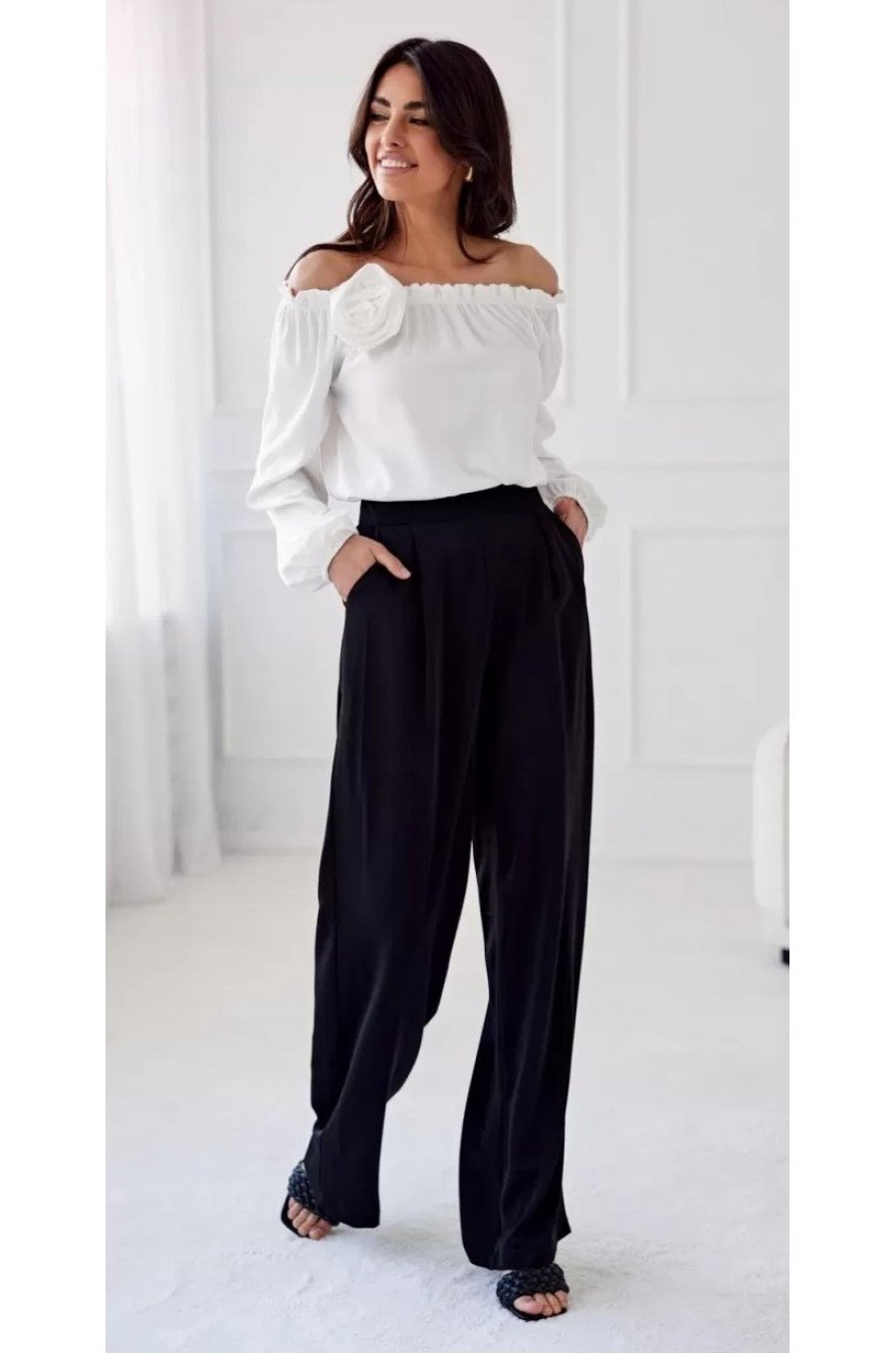 Bluza dama cu floare, din satin, alba, cu umerii goi si maneca lunga, RosieR Bluza dama cu floare, din satin, alba, cu umerii goi si maneca lunga, RosieR 3 - jojofashion.ro